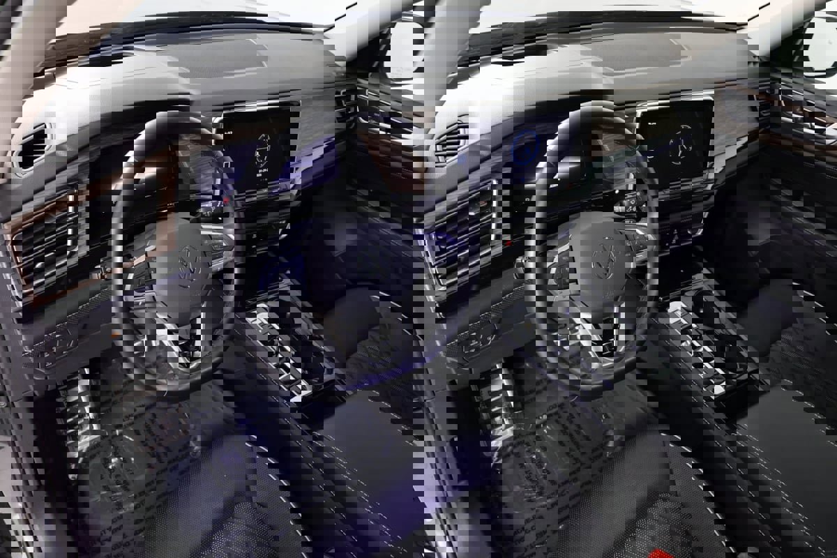 Used 2024 Volkswagen Atlas SEL Premium R-Line image 24