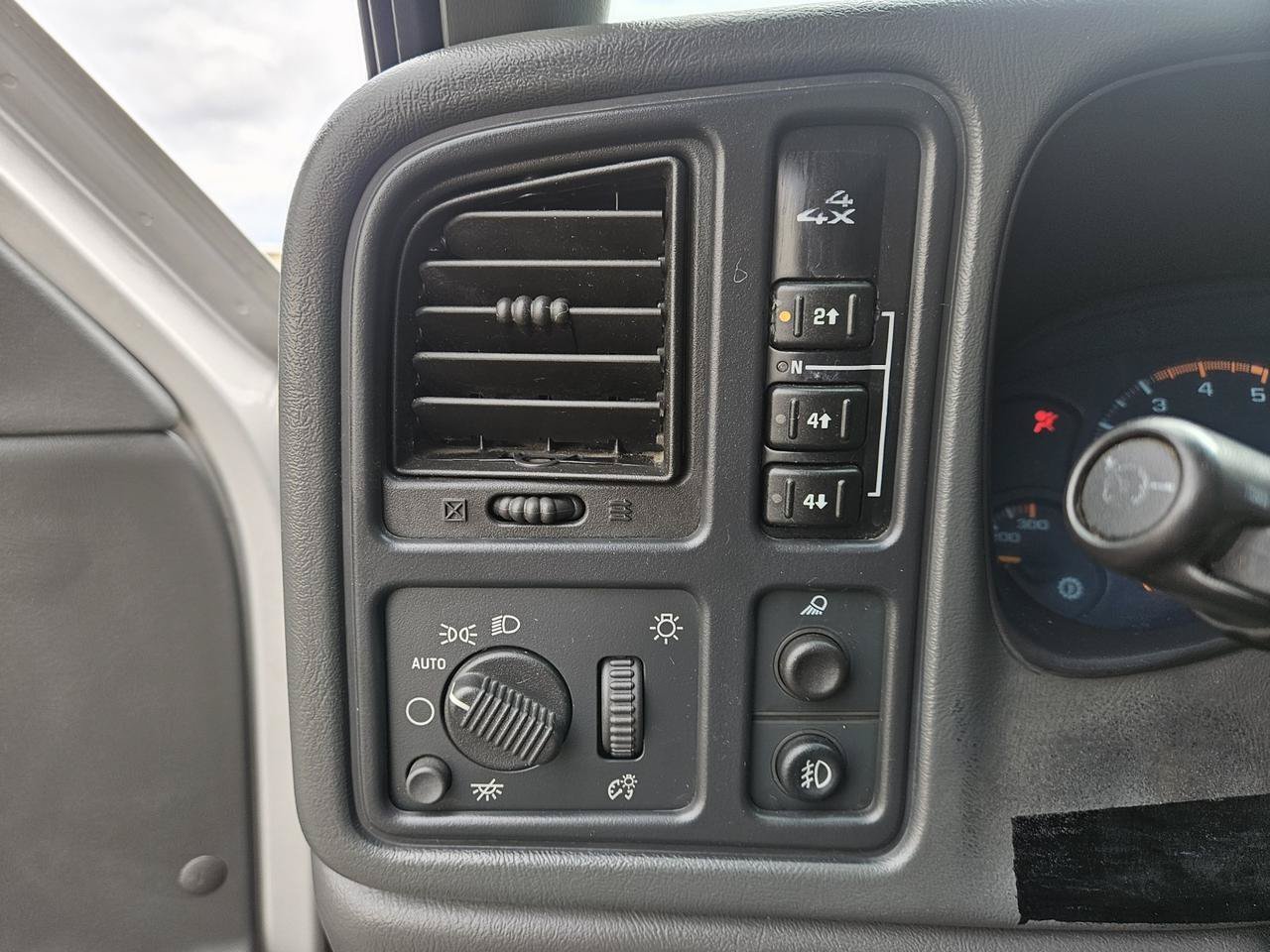 Used 2005 Chevrolet Silverado 2500 LS w/ Heavy-Duty Power Package AWD/4WD image 15