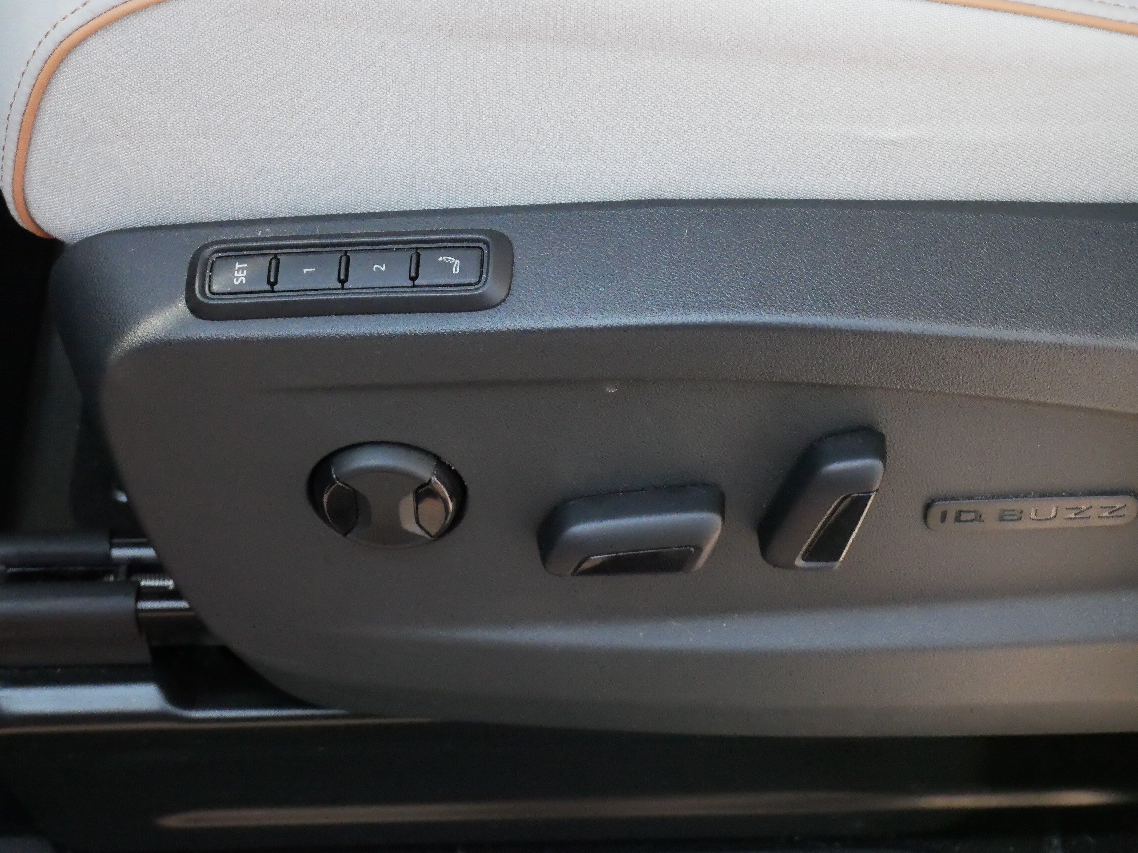 Certified 2025 Volkswagen ID. Buzz Pro S Plus RWD image 20