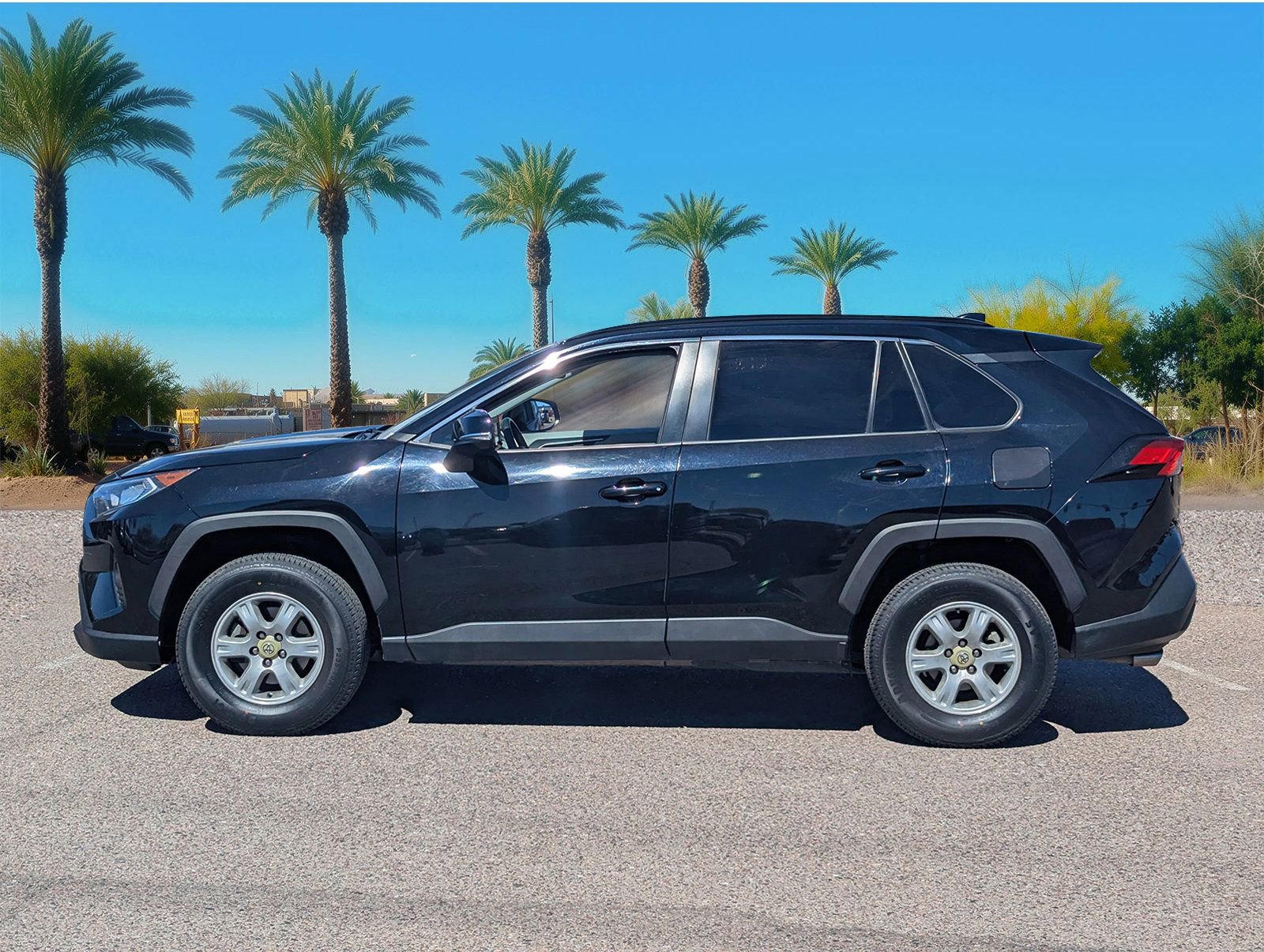 Used 2021 Toyota RAV4 XLE w/ Convenience Package image 2