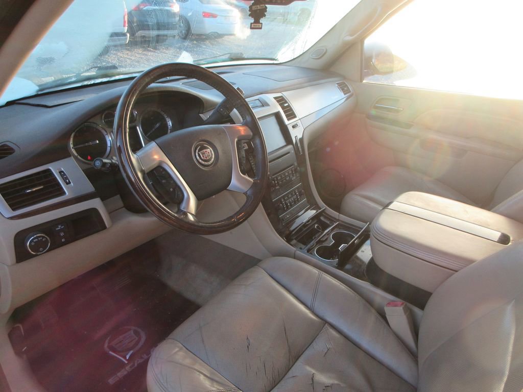 Used 2010 Cadillac Escalade Luxury image 8