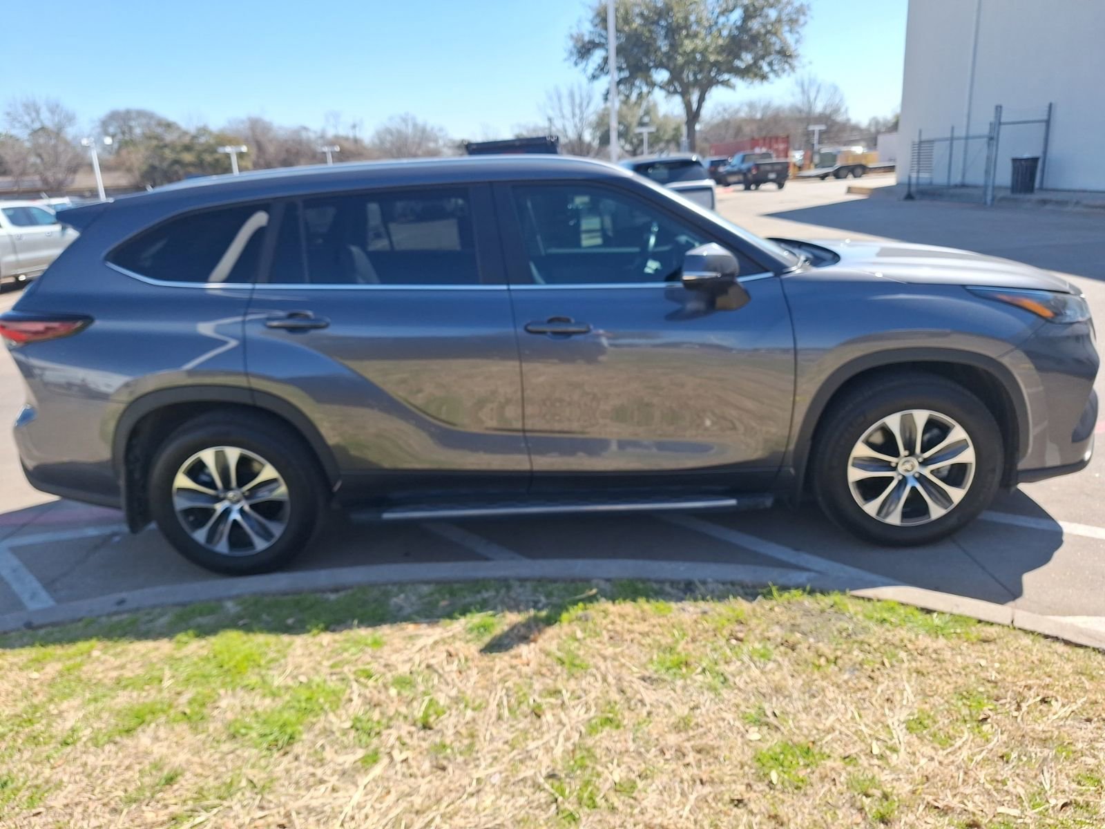 Used 2024 Toyota Highlander XLE FWD image 7