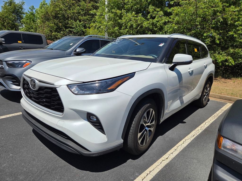 Used 2022 Toyota Highlander XLE FWD image 3