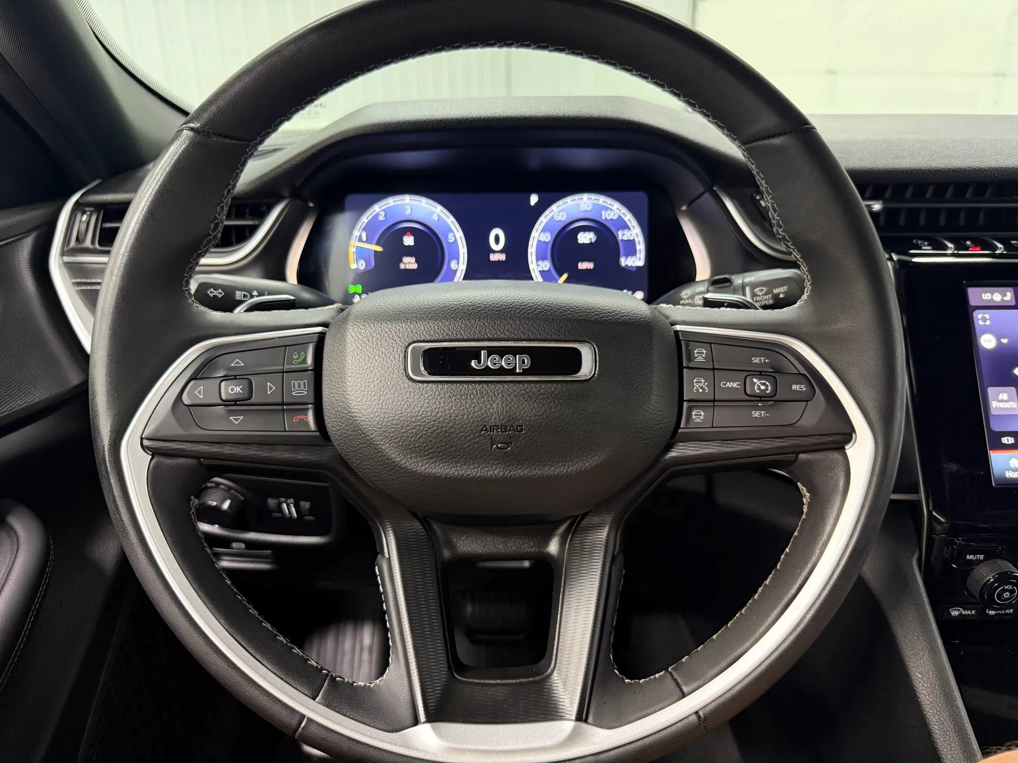 Used 2023 Jeep Grand Cherokee L Laredo AWD/4WD image 23