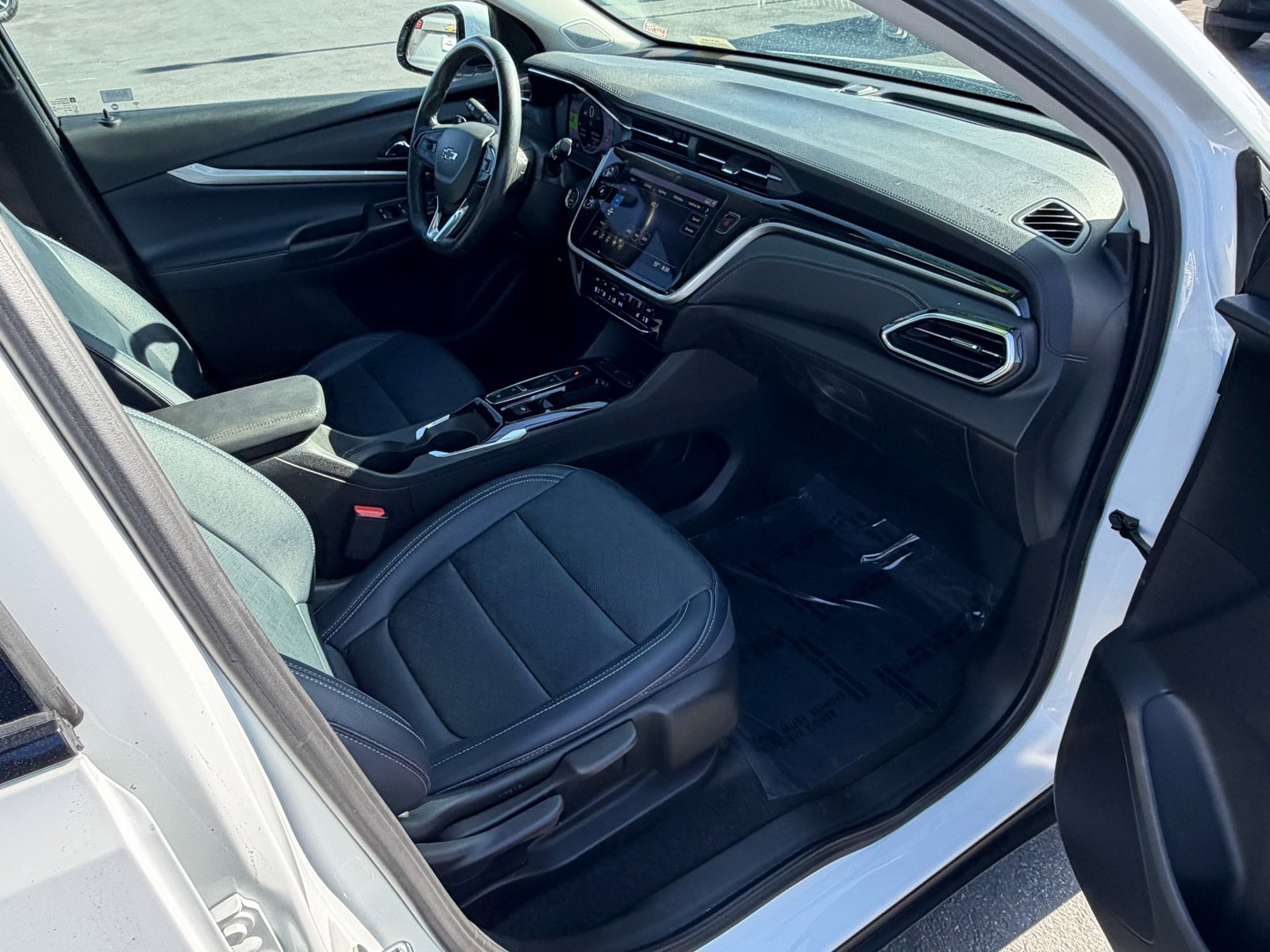 Used 2022 Chevrolet Bolt EUV LT w/ Convenience Package FWD image 16