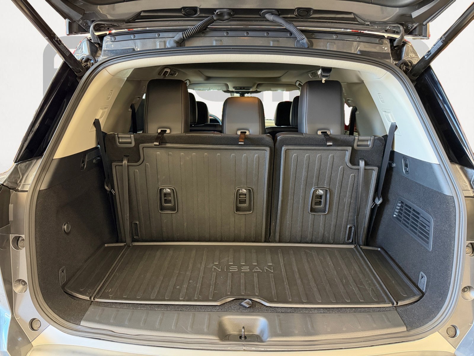 Used 2024 Nissan Pathfinder Platinum w/ Cargo Package image 16