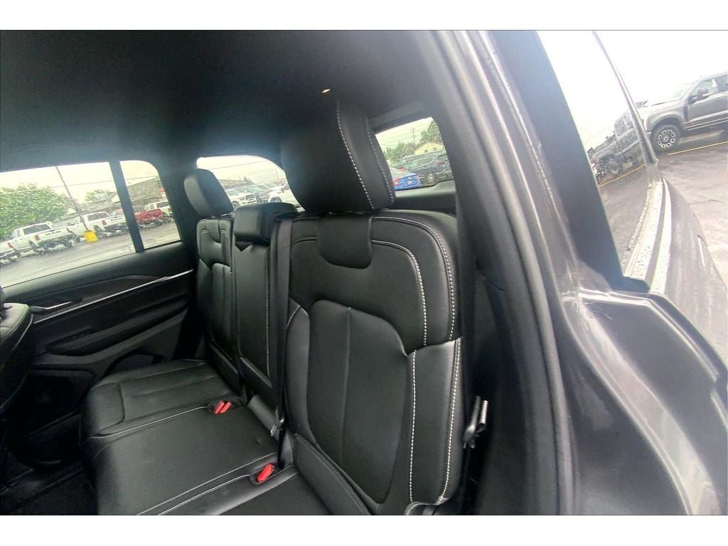 Used 2025 Jeep Grand Cherokee Limited w/ Trailer Tow Package AWD/4WD image 27