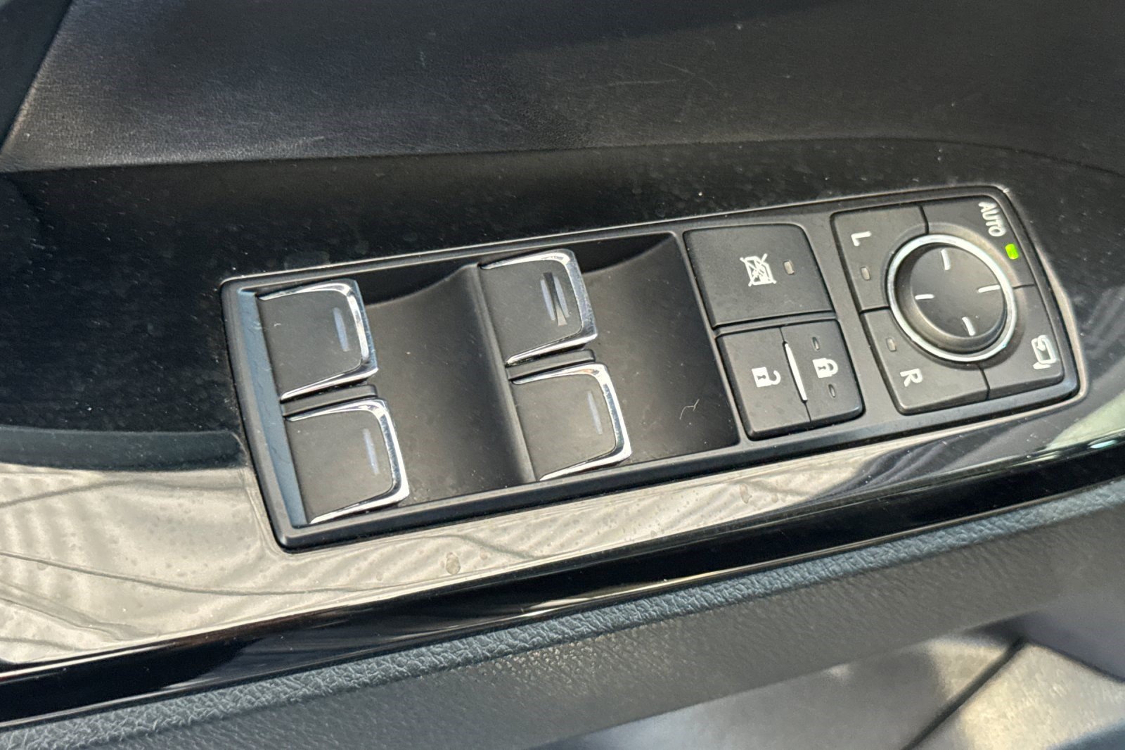 Used 2017 Lexus LX 570 4WD w/ Luxury Package image 13