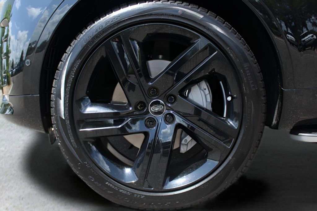 New 2025 Land Rover Discovery Dynamic SE image 8