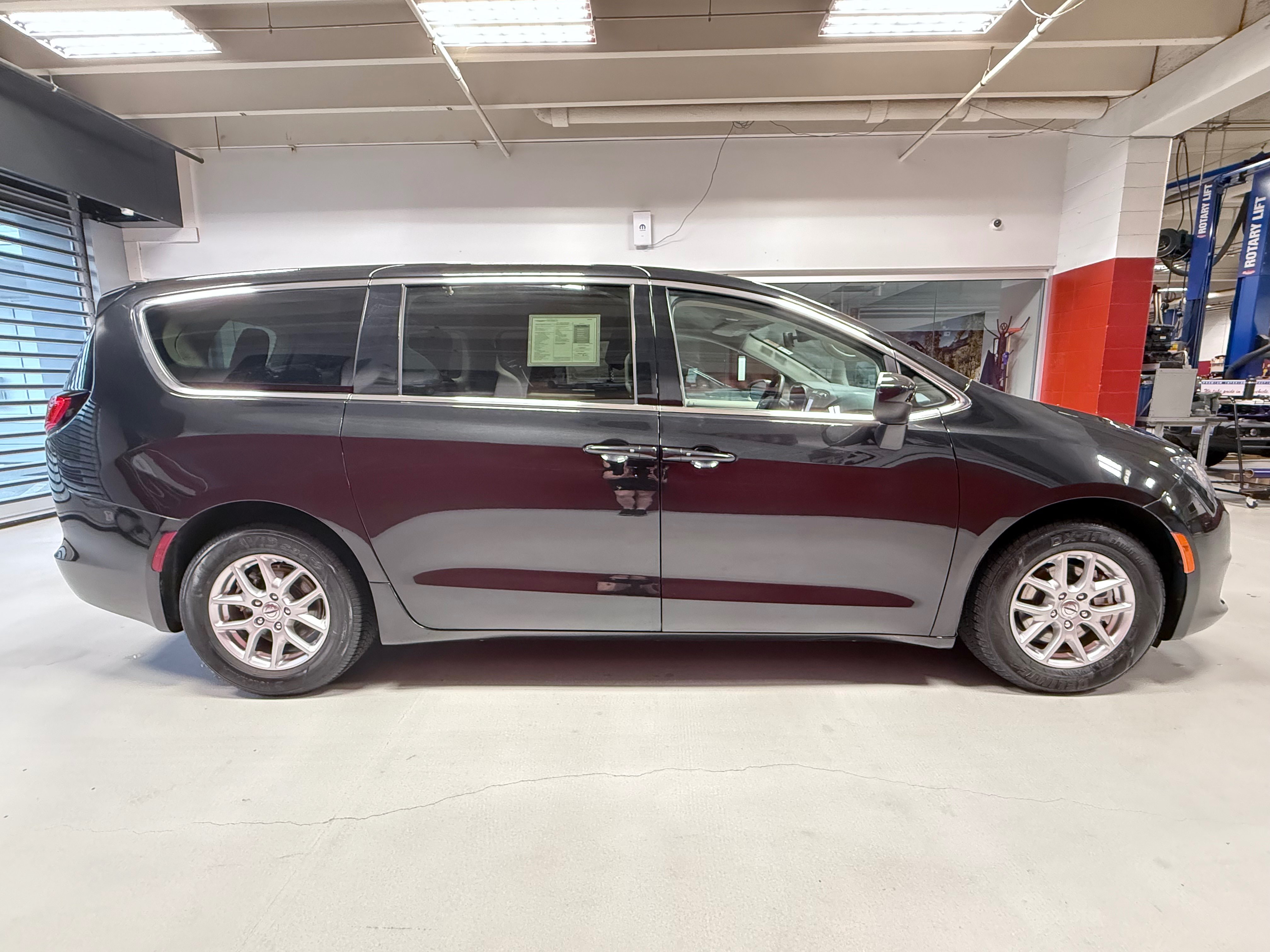 Used 2023 Chrysler Voyager LX FWD image 11
