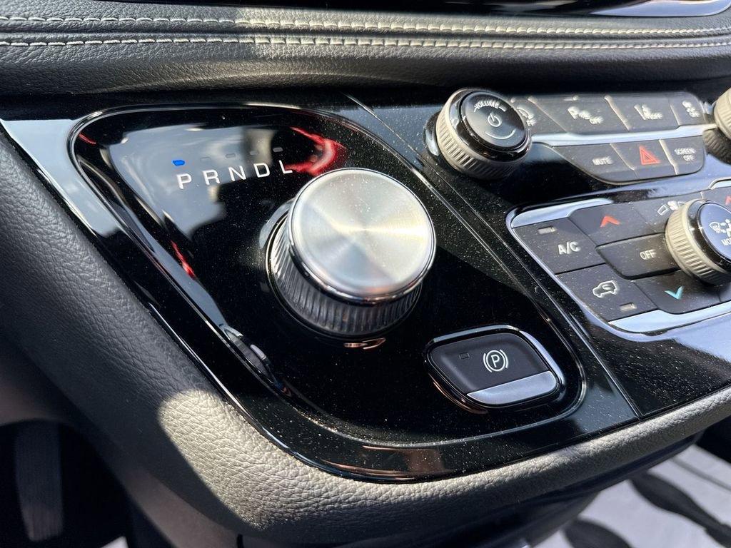 Used 2022 Chrysler Pacifica Touring FWD image 19