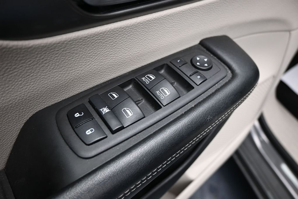 Used 2023 Chrysler Pacifica Touring-L FWD image 11