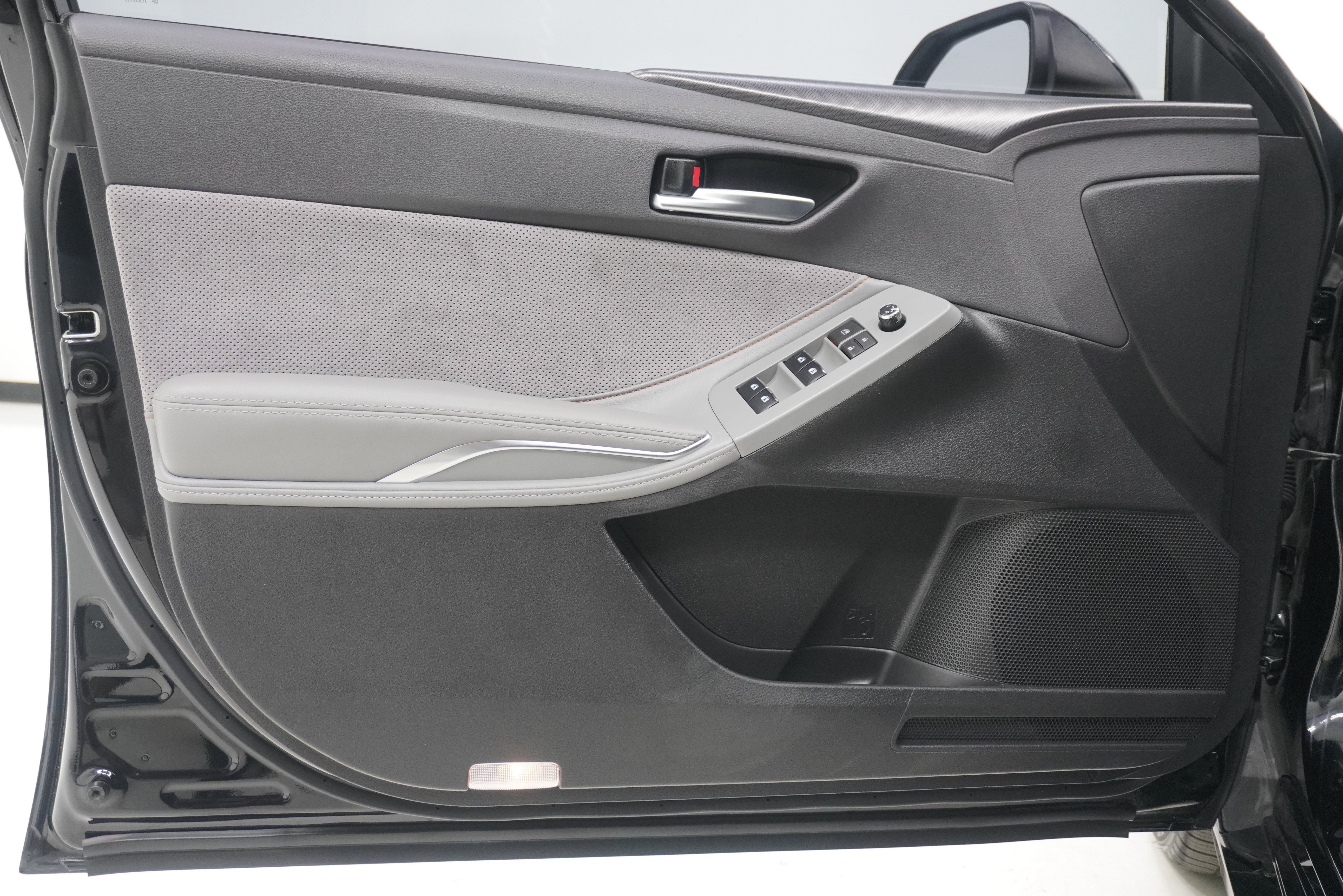 Used 2019 Toyota Avalon XSE w/ All Weather Liner Package FWD image 13