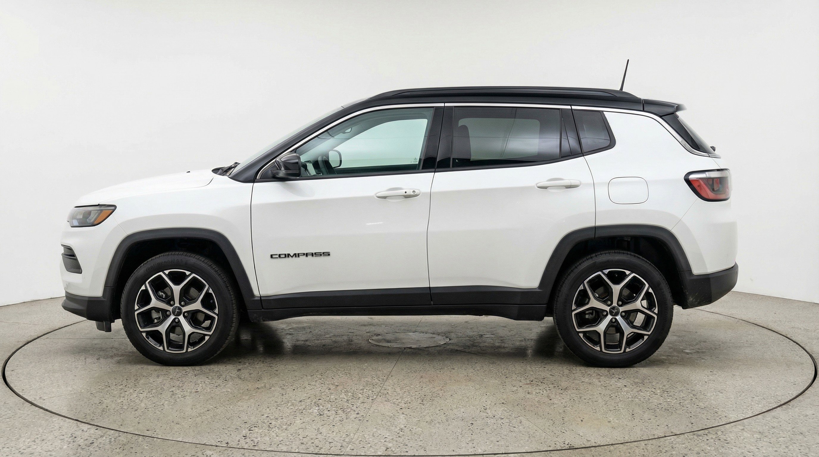 Used 2025 Jeep Compass Limited AWD/4WD image 5
