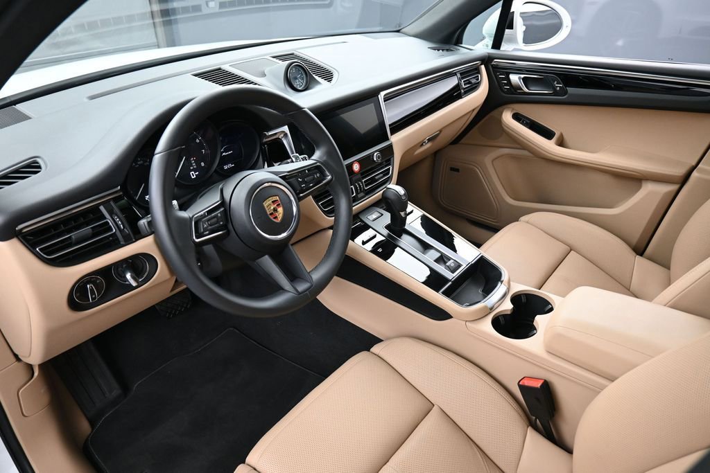 Used 2025 Porsche Macan AWD/4WD image 4