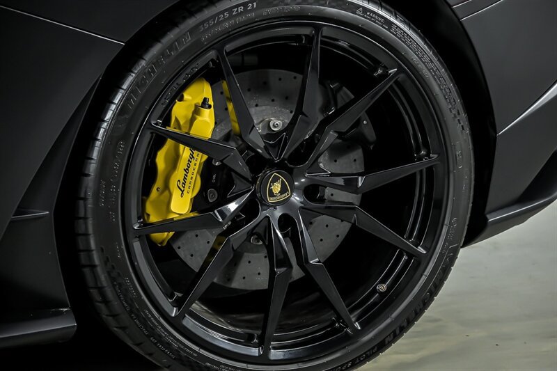 Used 2018 Lamborghini Aventador S AWD/4WD image 9