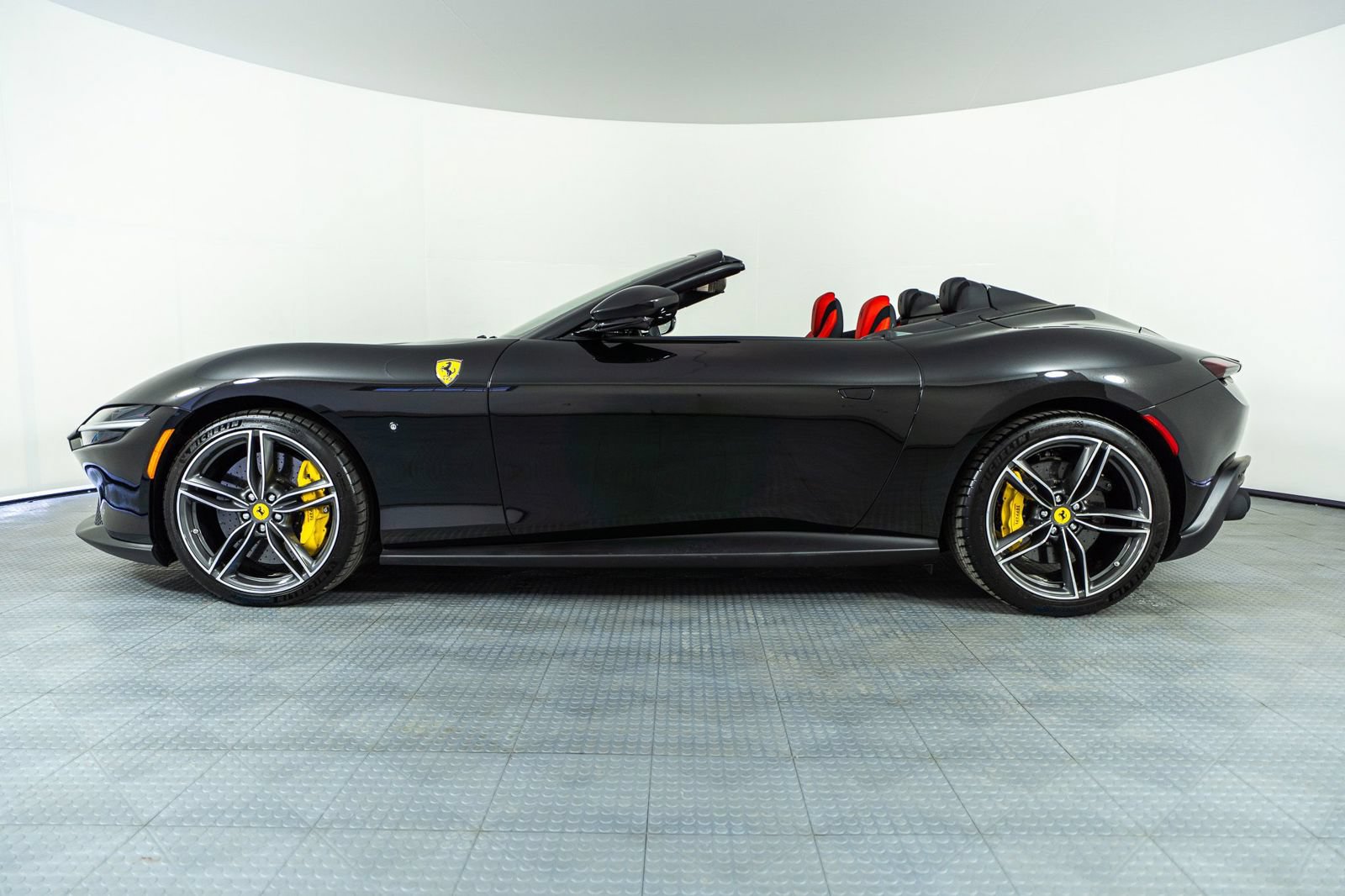 Certified 2025 Ferrari Roma Spider RWD image 3