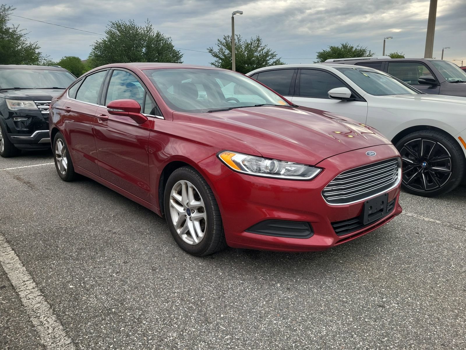 Used 2016 Ford Fusion SE w/ SE Cold Weather Package FWD image 3