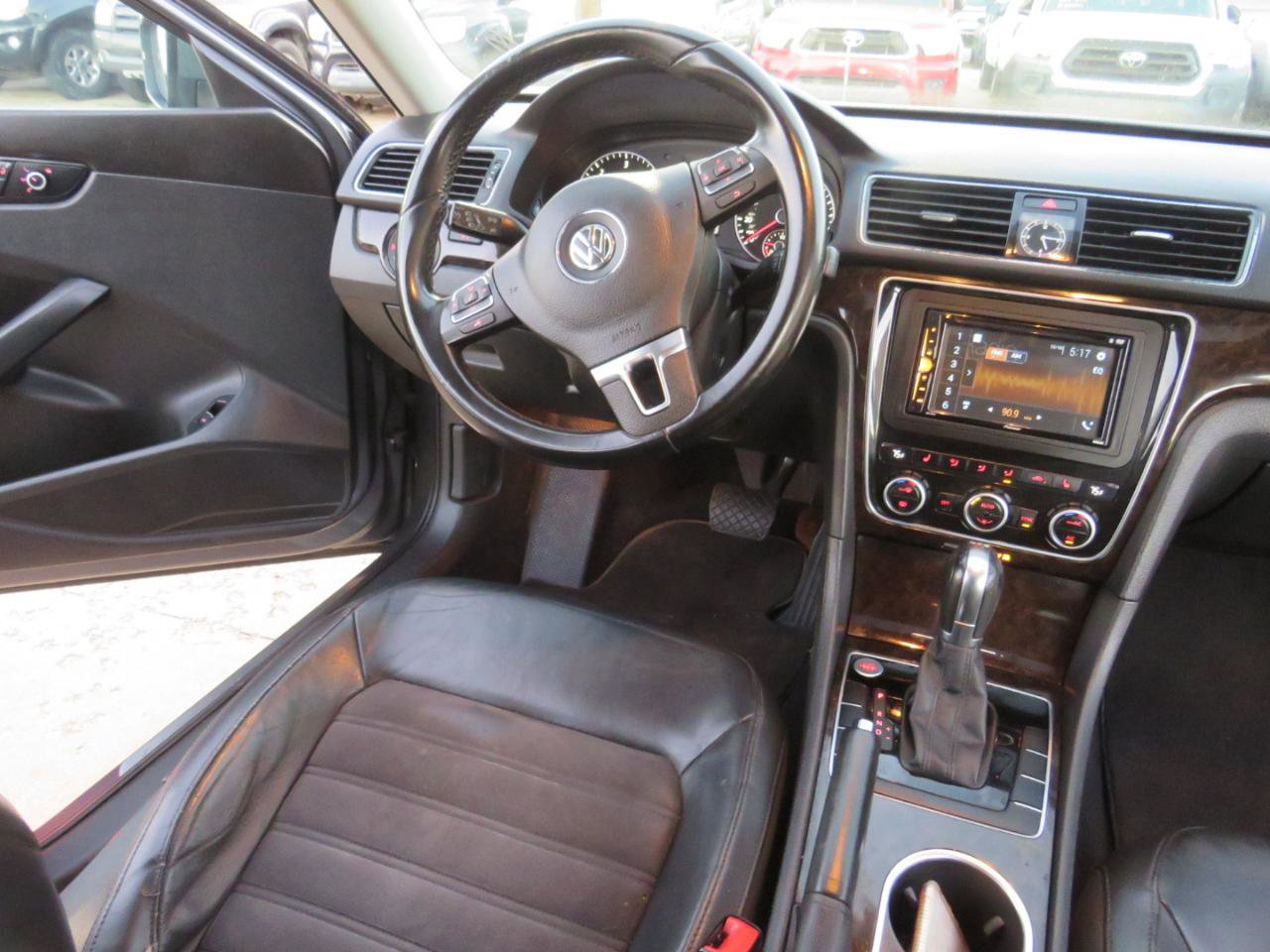 Used 2014 Volkswagen Passat TDI SEL Premium FWD image 25