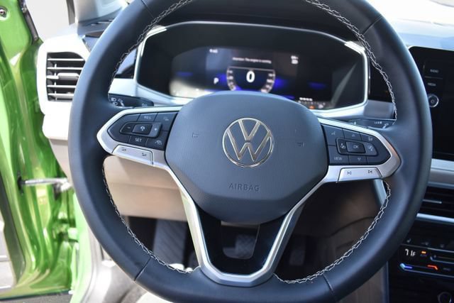 Used 2025 Volkswagen Taos SE FWD image 12