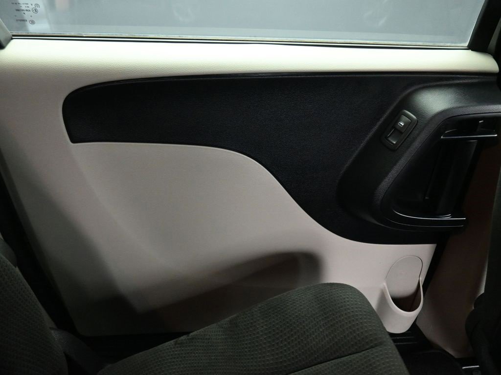 Used 2016 Dodge Grand Caravan SE image 39
