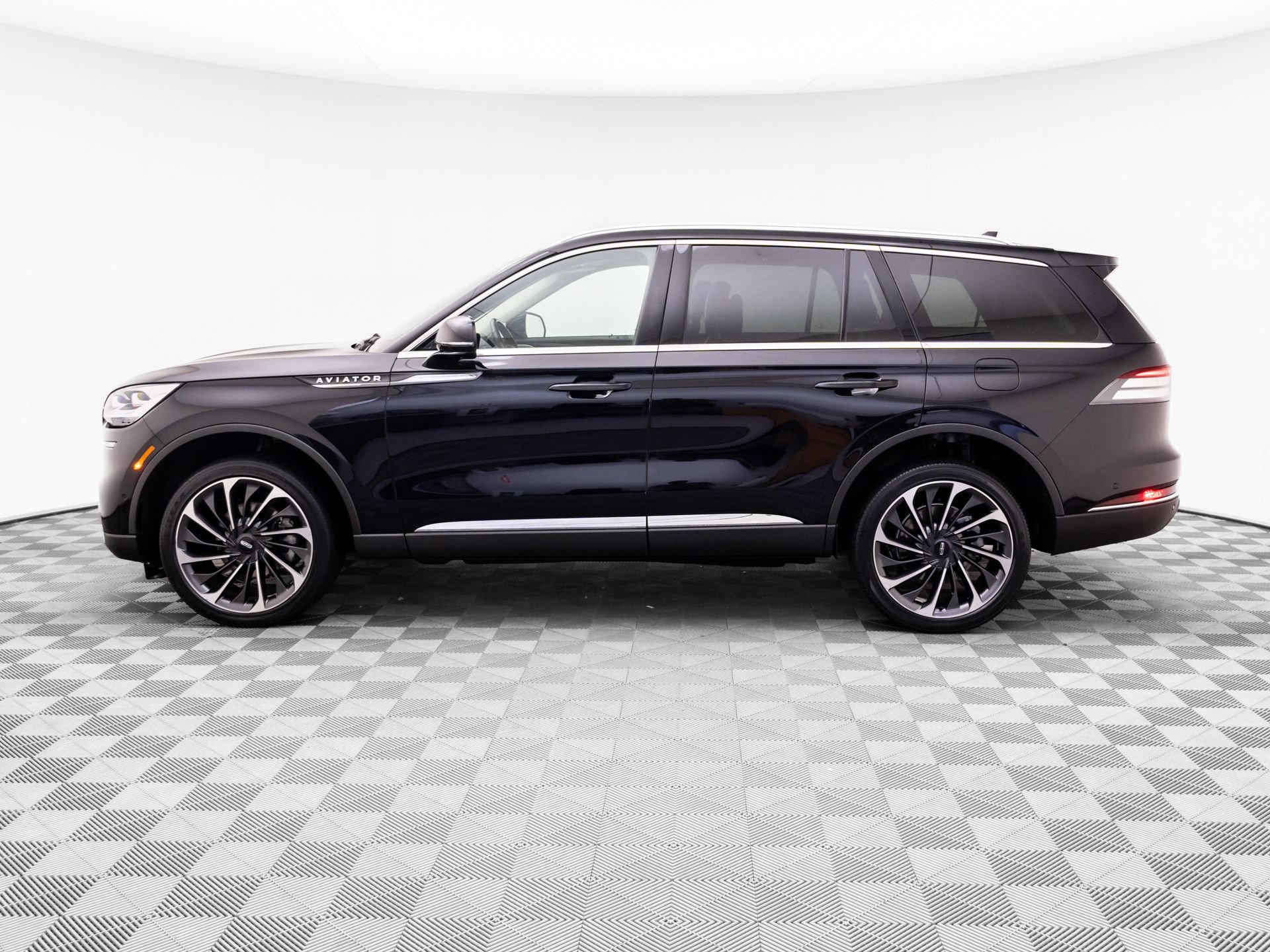 Used 2020 Lincoln Aviator Reserve w/ Equipment Group 202A AWD/4WD image 2