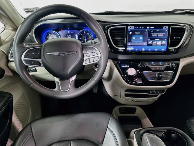 Used 2023 Chrysler Pacifica Touring-L FWD image 22
