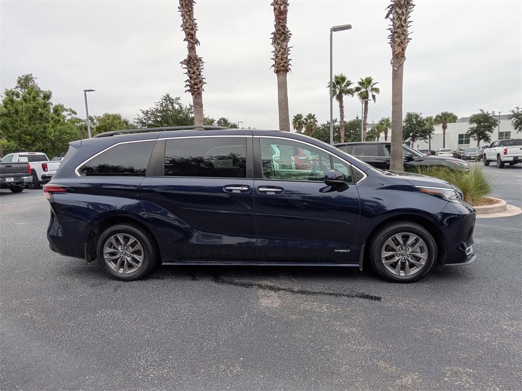 Used 2021 Toyota Sienna XLE w/ XLE Plus Package image 4