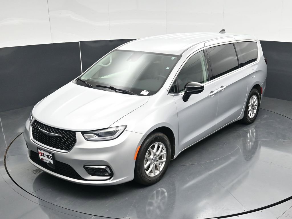 Used 2024 Chrysler Pacifica Touring-L FWD image 43