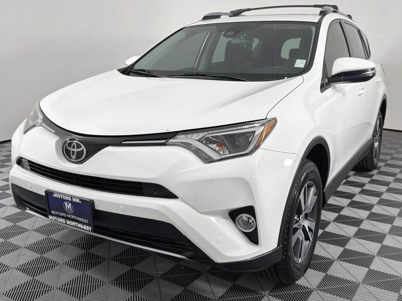 Used 2017 Toyota RAV4 XLE AWD/4WD image 5
