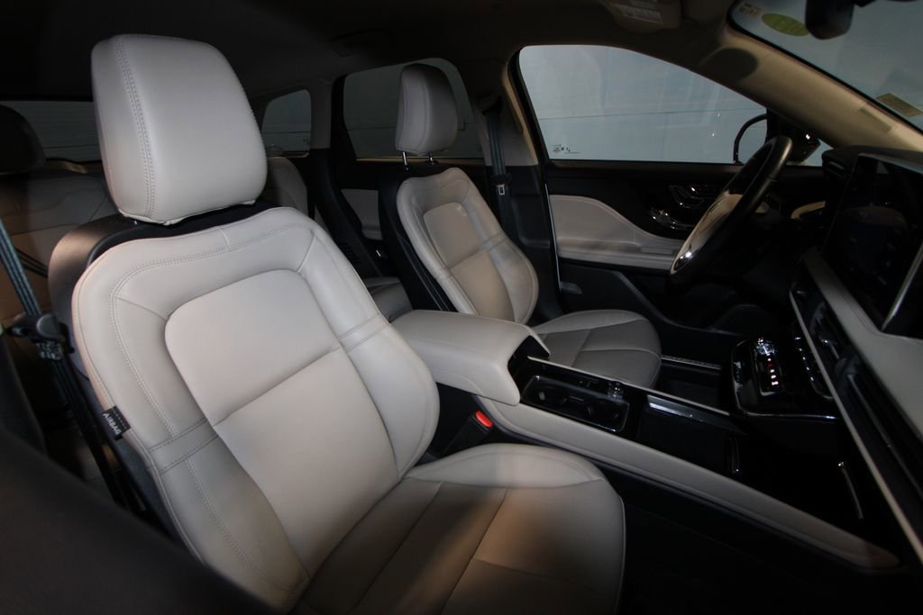 Used 2025 Lincoln Corsair AWD image 24
