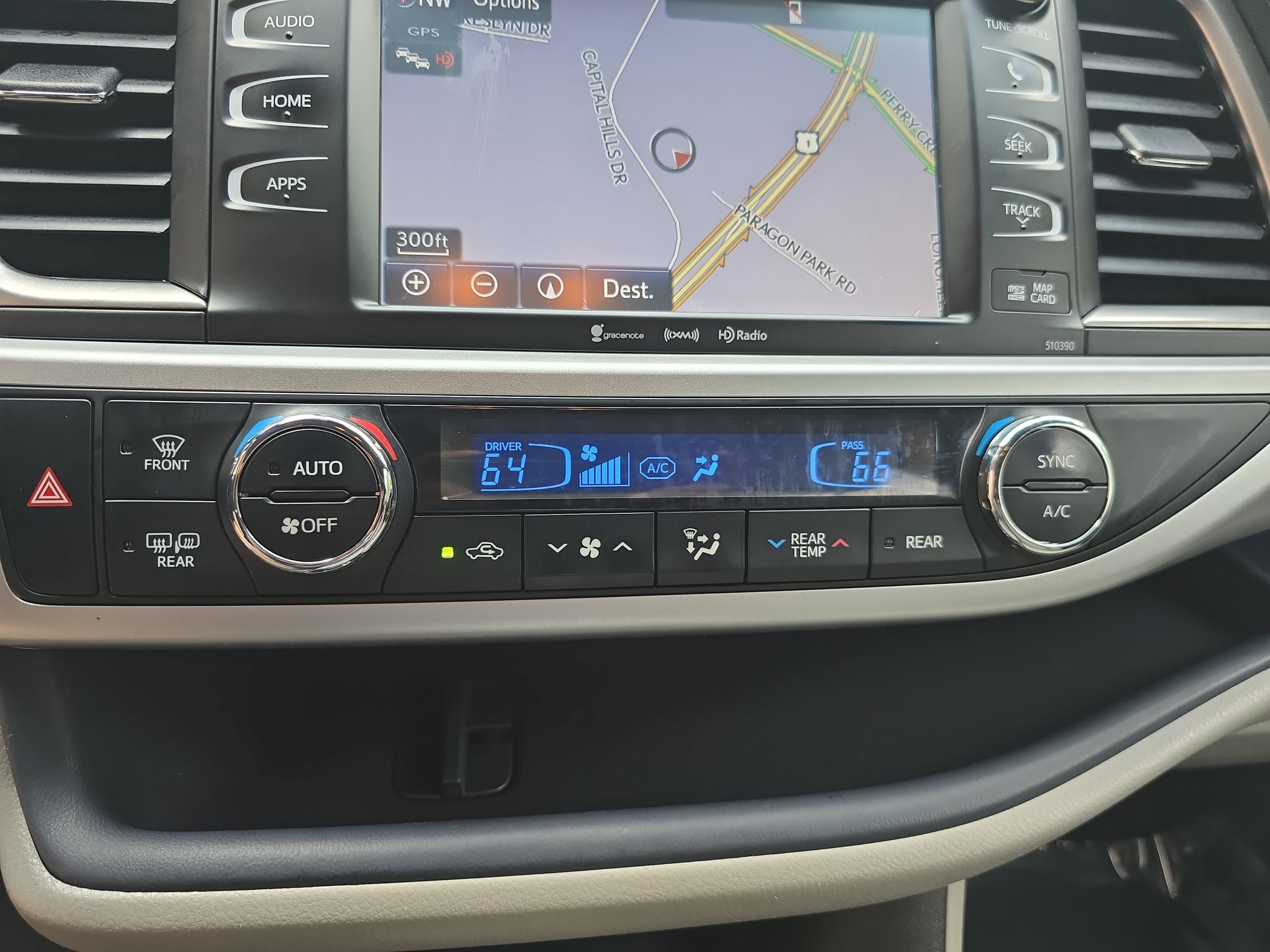 Used 2019 Toyota Highlander XLE AWD/4WD image 25