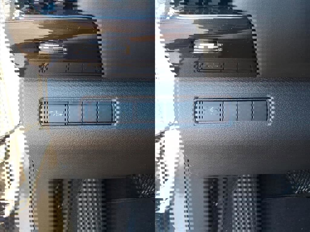 Used 2025 Nissan Pathfinder S image 15