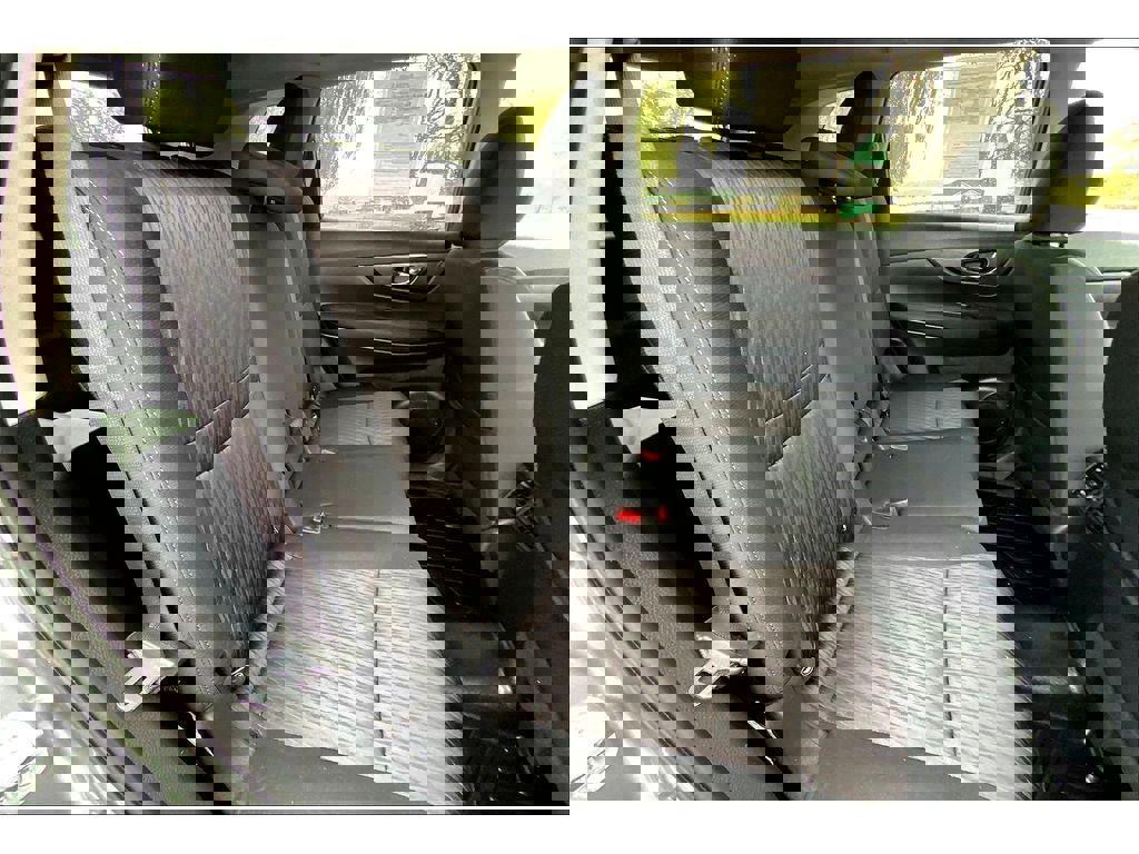 Used 2018 Nissan Rogue SV image 27