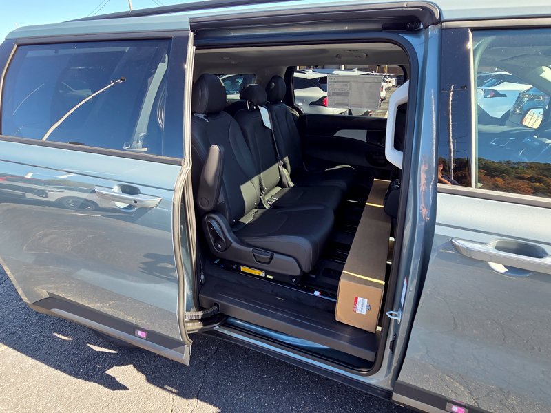 New 2027 Kia Carnival SX w/ Dark Edition Package FWD image 16