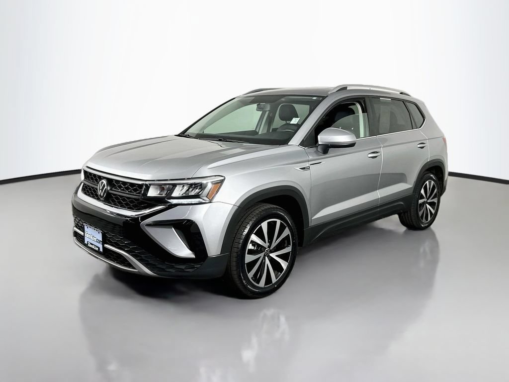 Used 2022 Volkswagen Taos SE w/ Panoramic Sunroof Package FWD image 4