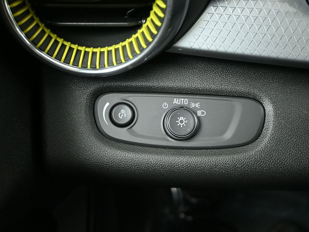 Used 2025 Chevrolet Trax LT w/ LT Convenience Package image 23