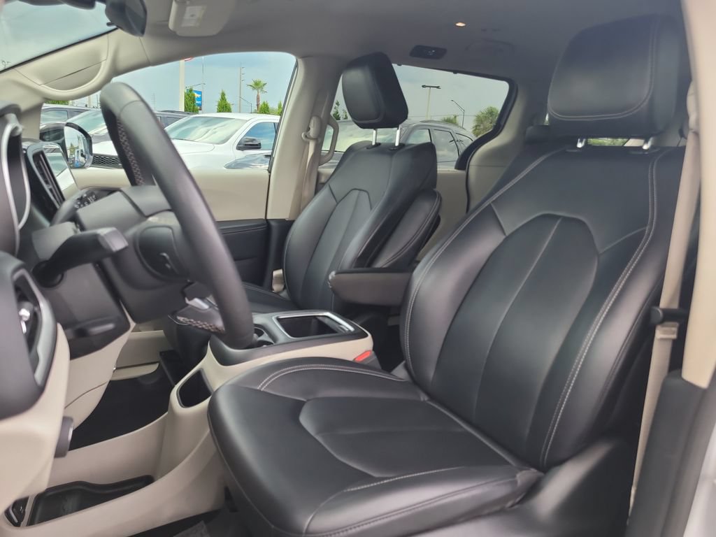 Used 2024 Chrysler Pacifica Touring-L FWD image 19