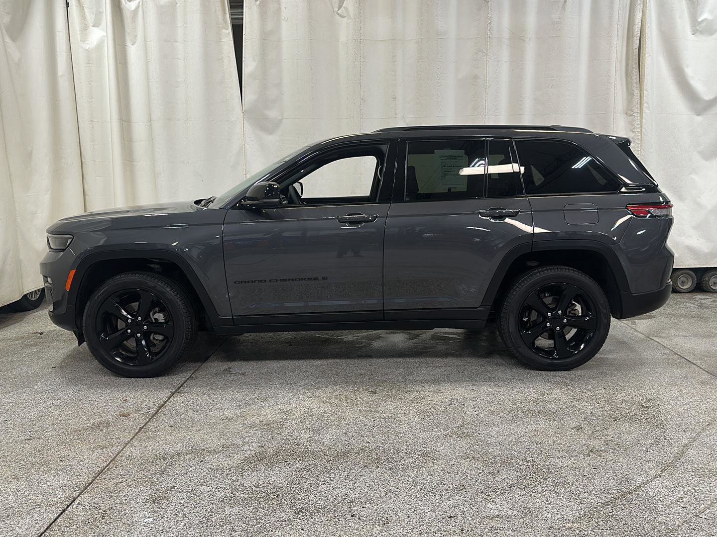 Used 2025 Jeep Grand Cherokee Limited w/ Black Appearance Package AWD/4WD image 2