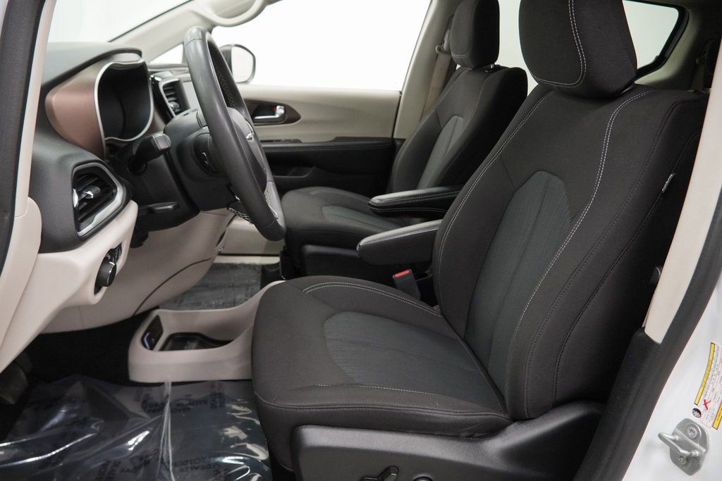 Used 2023 Chrysler Voyager LX image 15