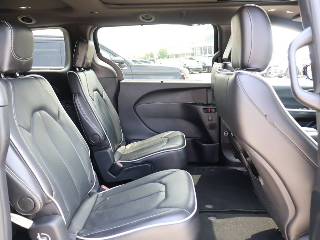 Used 2025 Chrysler Pacifica Limited FWD image 11