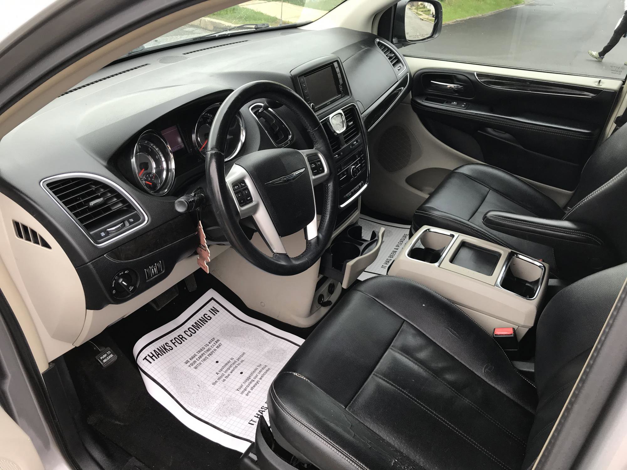 Used 2016 Chrysler Town & Country Touring FWD image 8