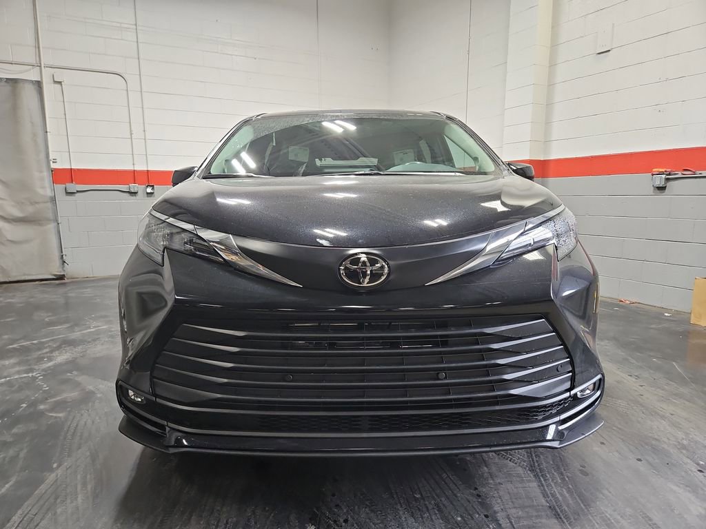 New 2026 Toyota Sienna XLE image 2