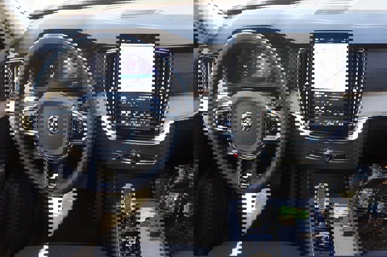 New 2025 Volvo XC90 T8 Plus w/ Protection Package Premier image 10