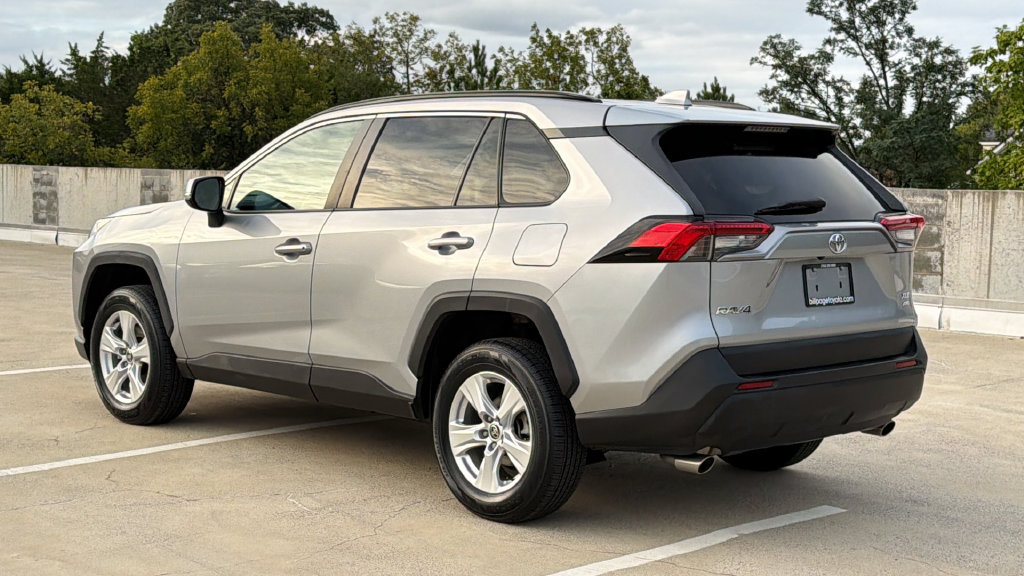 Used 2021 Toyota RAV4 XLE AWD/4WD image 3