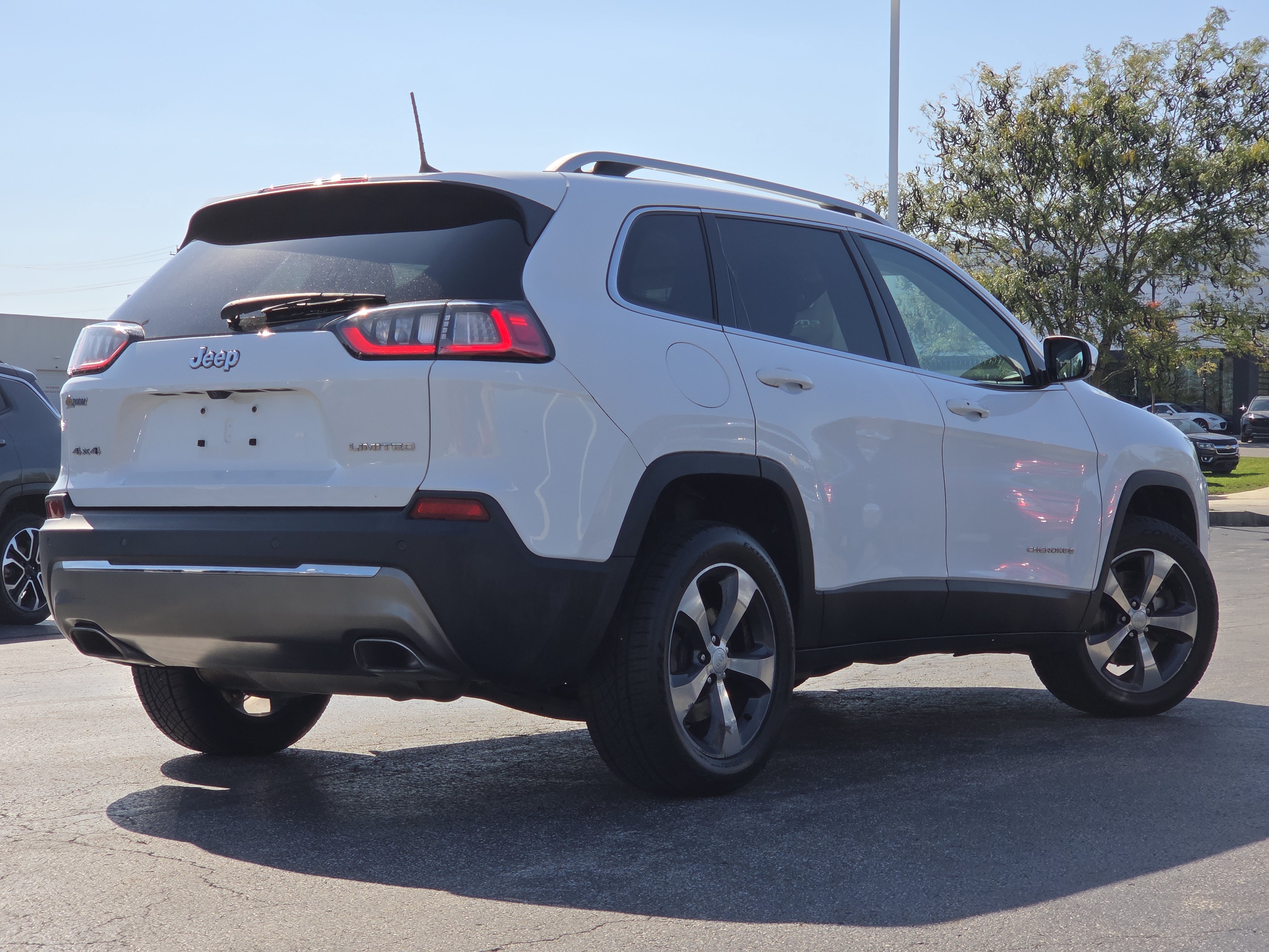 Used 2019 Jeep Cherokee Limited AWD/4WD image 10