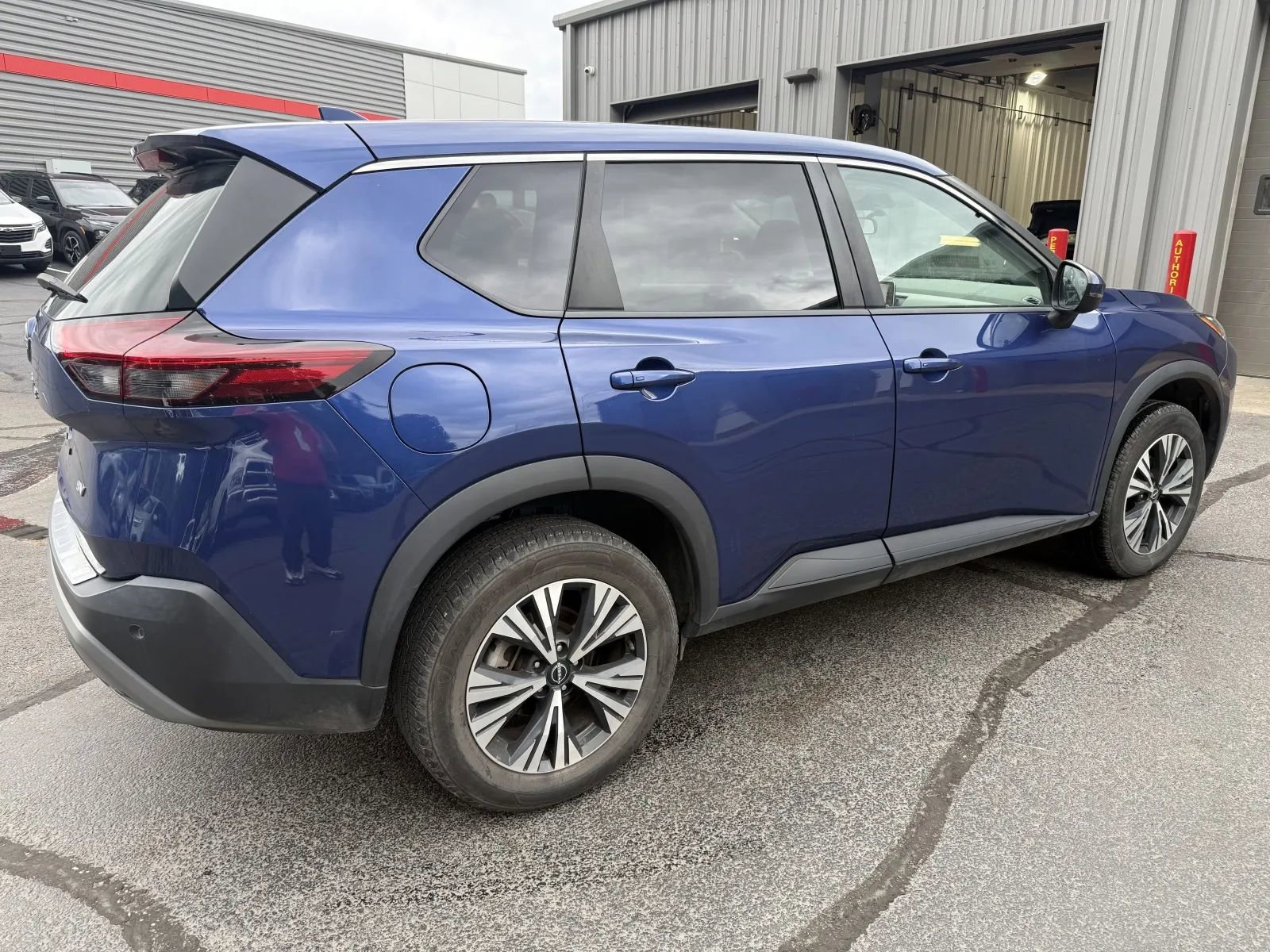Used 2022 Nissan Rogue SV FWD image 4