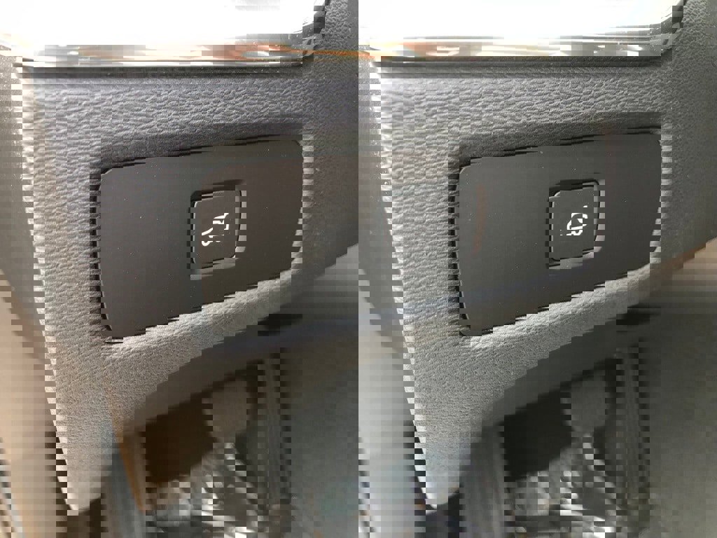 New 2025 Volvo XC60 B5 Core w/ Protection Package Premier image 13