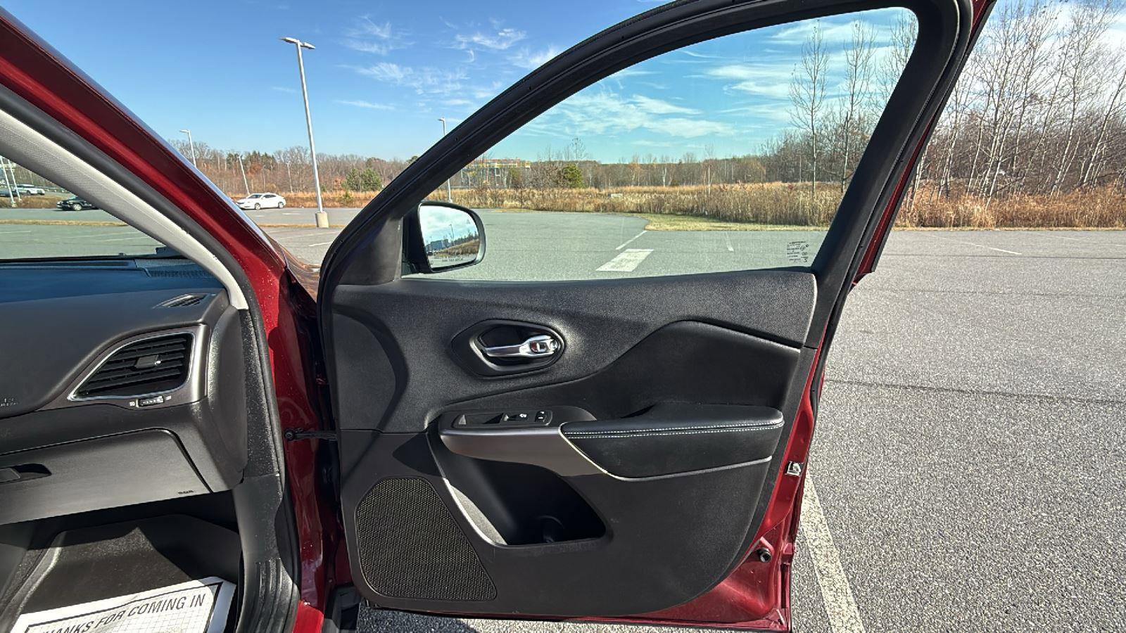 Used 2019 Jeep Cherokee Latitude Plus w/ Comfort/Convenience Group image 17