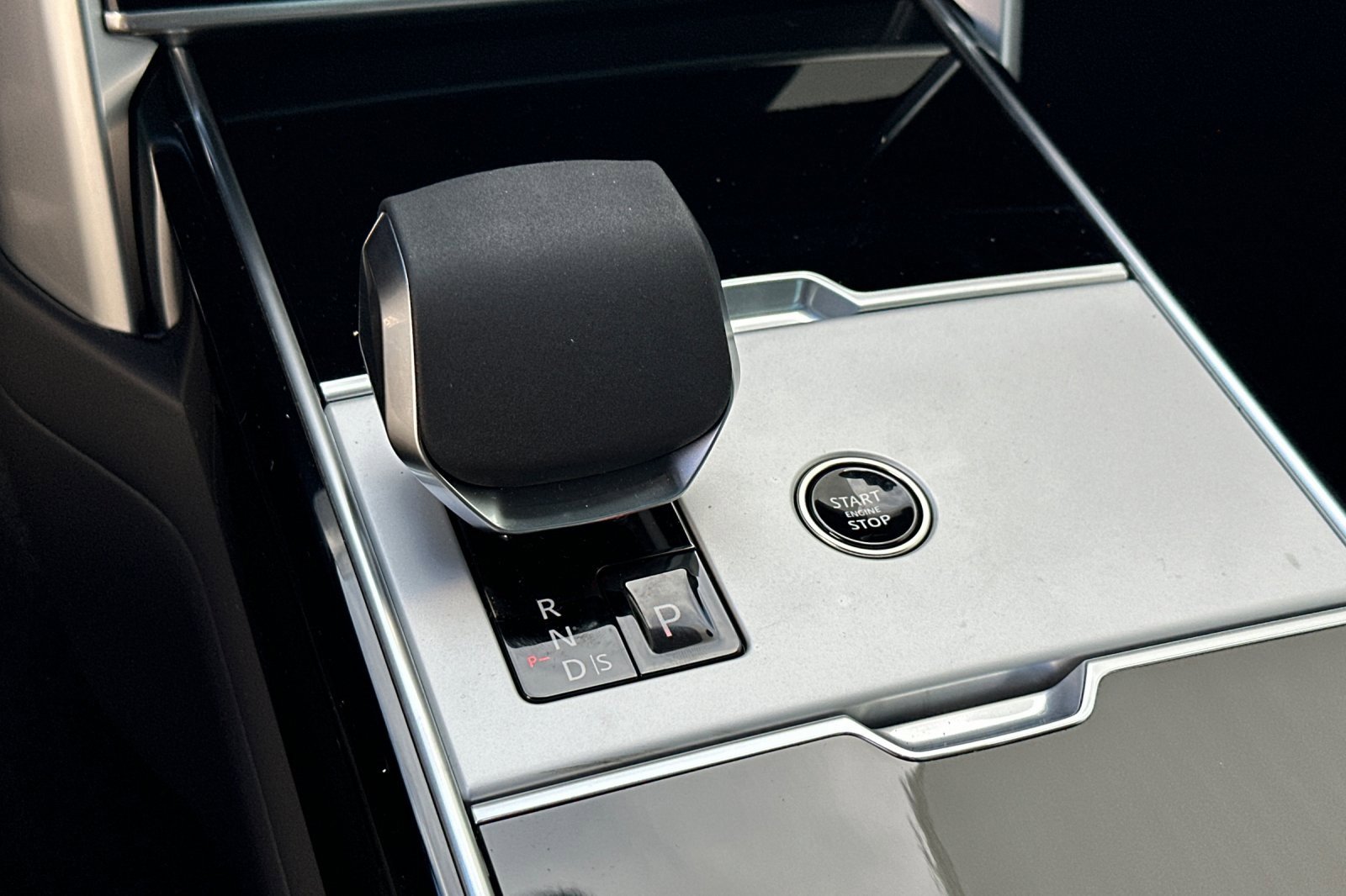 New 2025 Land Rover Range Rover Long Wheelbase SE image 20